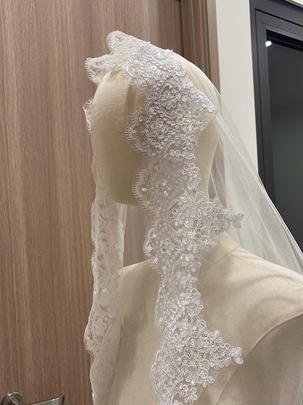 White wedding veil - Picture 4 of 4